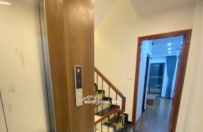 Hoàng Cầu - Đặng Tiến Đông: Nhà 7 tầng, thang máy, ô tô đỗ cửa, 2 thoáng trước - sau, chỉ 13.7tỷ